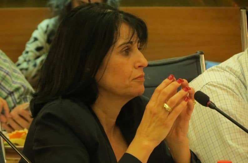 אישה מקשיבה