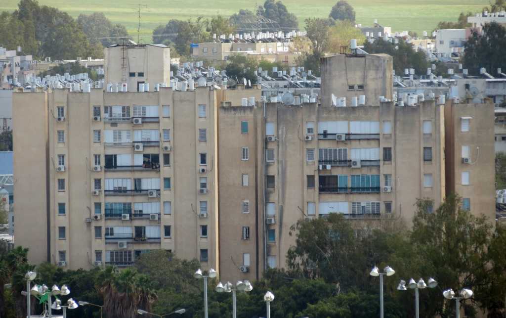 מבט מרחוק על בניינים
