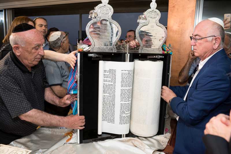ספר תורה מפואר לזכרה של חיה בין ז"ל
