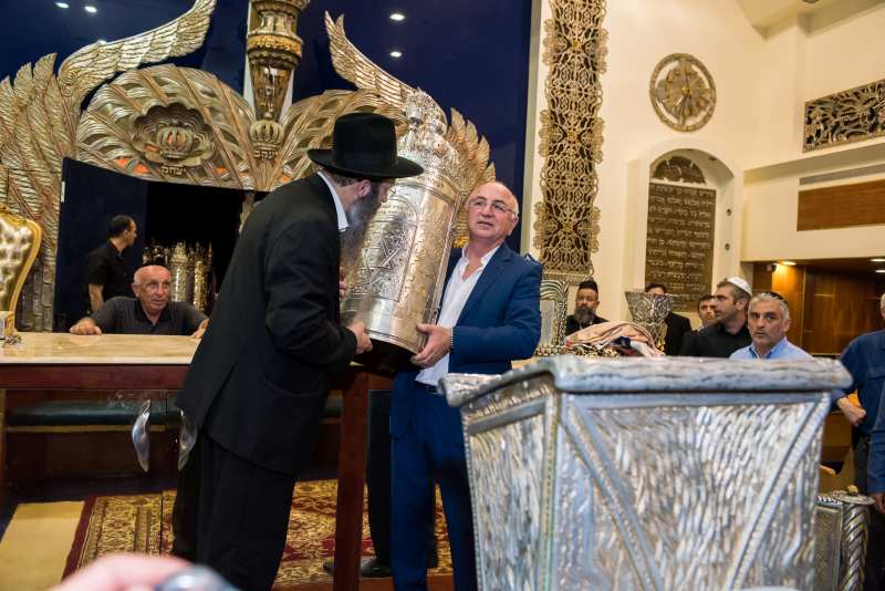 ספר תורה מפואר לזכרה של חיה בין ז"ל