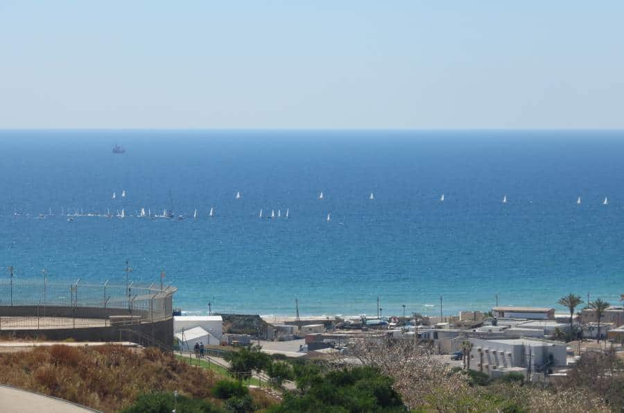 מבט על חוף הים מגבעת יונה