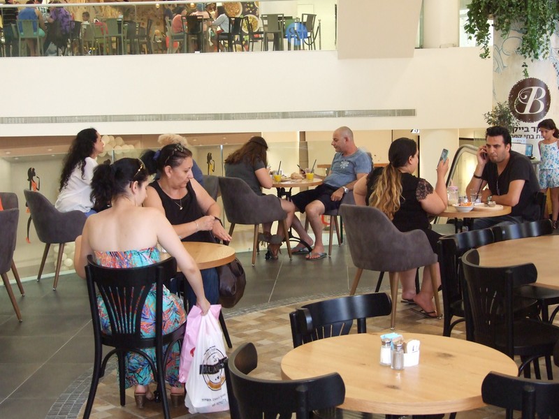 נערכים לפתיחה הרשמית של בליקר בייקרי