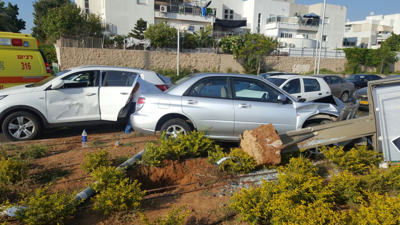 שד' מנחם בגין: עומסי תנועה כבדים בכניסה לעיר עקב תאונה בין שני כלי רכב