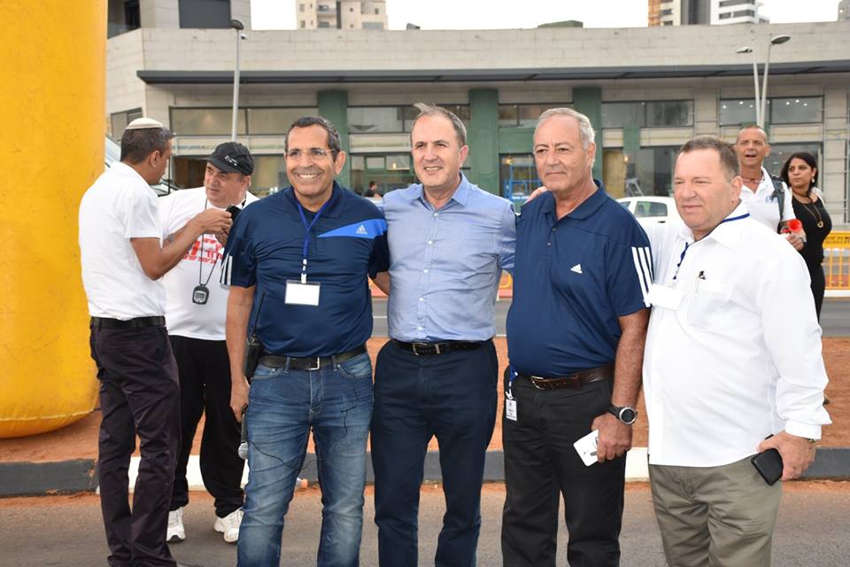 הצוות המארגן של רשות הספורט עם ראש העיר ד"ר יחיאל לסרי (צילום: דוד קקון)