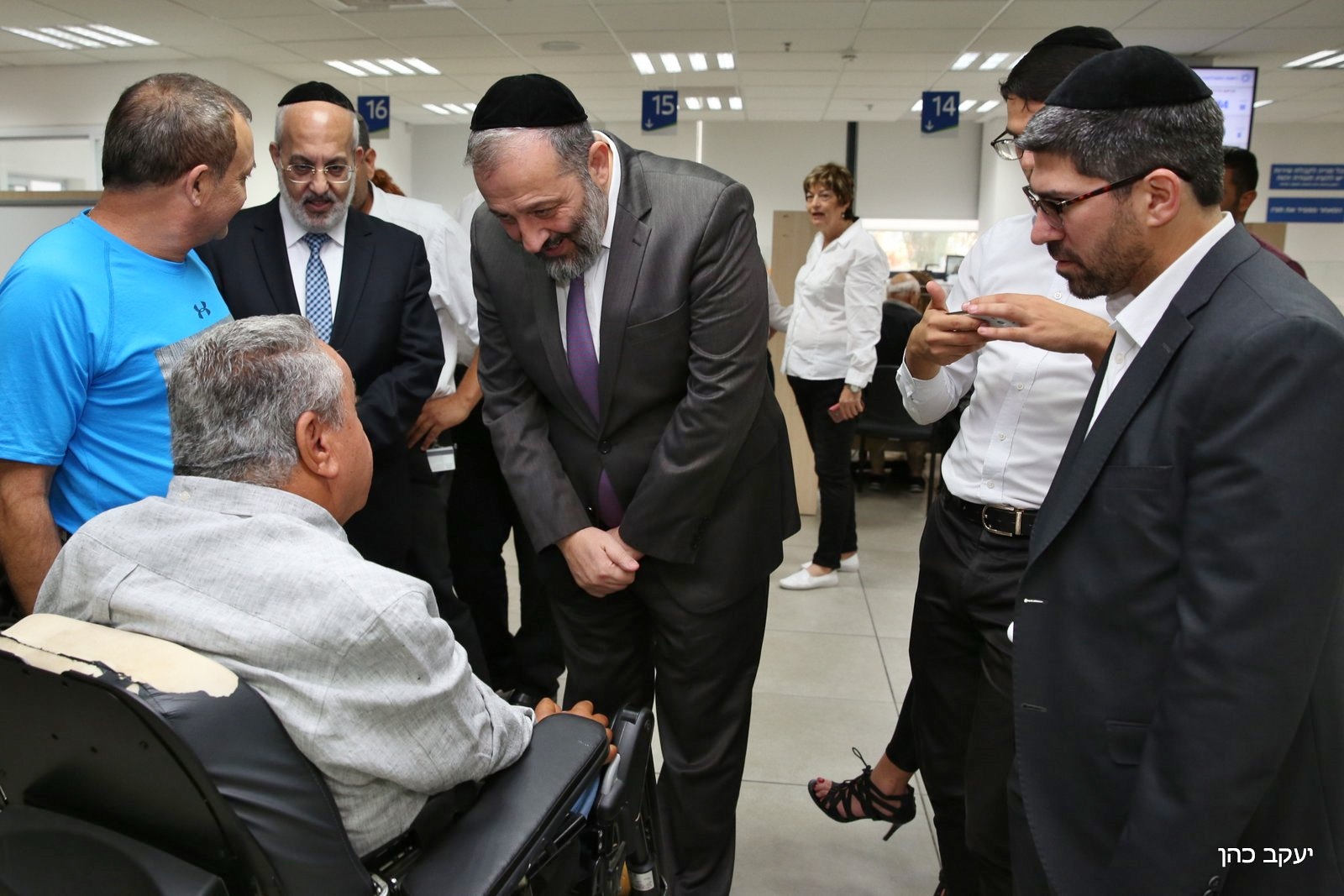 ביקור פתע: שר הפנים הגיע בהפתעה לראות את משרד הפנים באשדוד