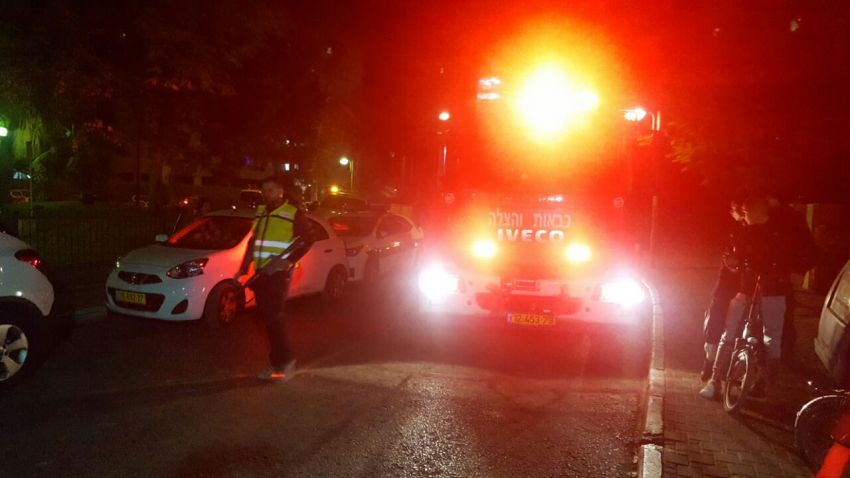צפו: אש משתוללת באחד הפארקים הציבוריים באשדוד