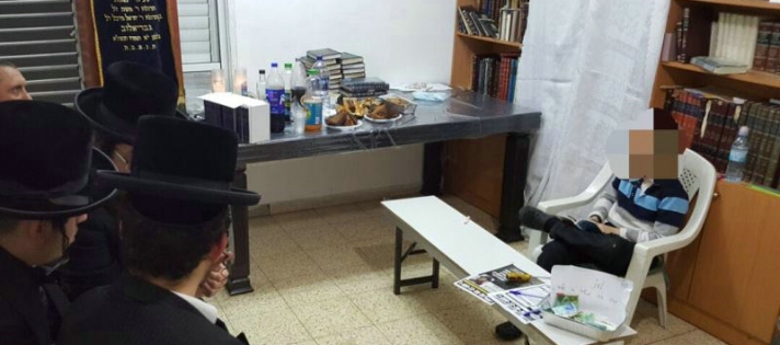 תמונה מצמררת: ילד בן - 10 בנו של תושב אשדוד שנפטר השבוע יושב שבעה לבדו