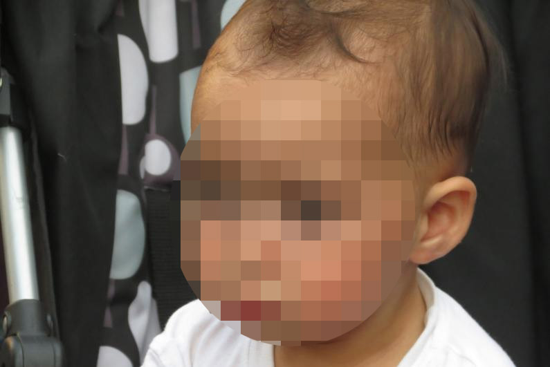 תינוק עם פנים מטושטשות