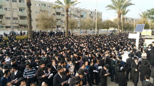 צפו אלפי חסידי גור מפגינים באשדוד