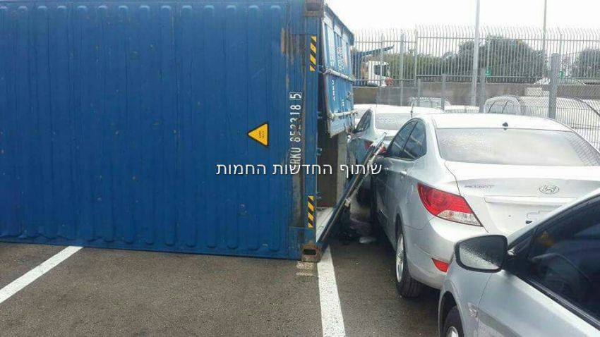 נזקי מזג האוויר: מכולת ענק קרסה על מספר כלי רכב