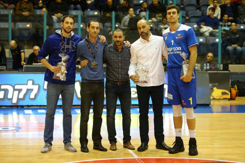 אלטיט, טפירו וטישמן מקבלים תשורה מהאקסית לפני המשחק (צילום: לירון מולדובן. באדיבות מנהלת ליגתה על בכדורסל)