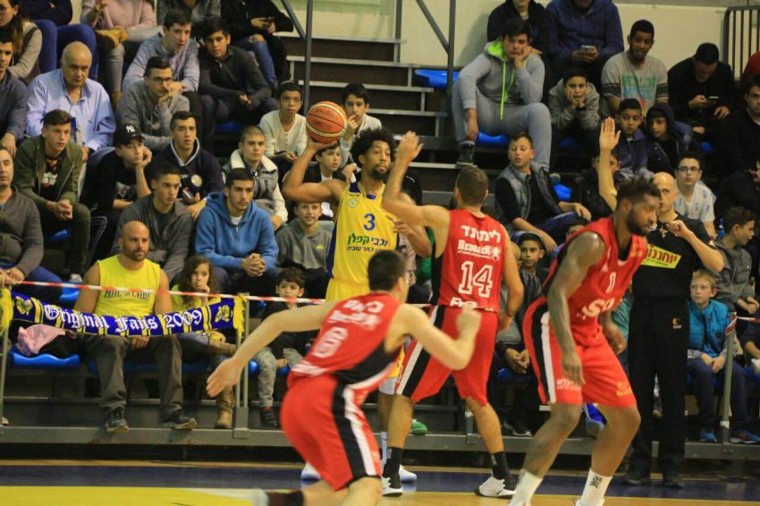 אין למי למסור. צייס סימון מחפש (צילום: טל אקוקה)