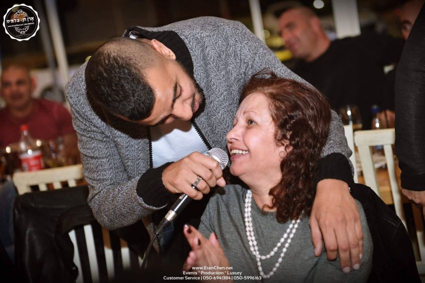 איתי לוי ואמו. צילום: ארן חן.