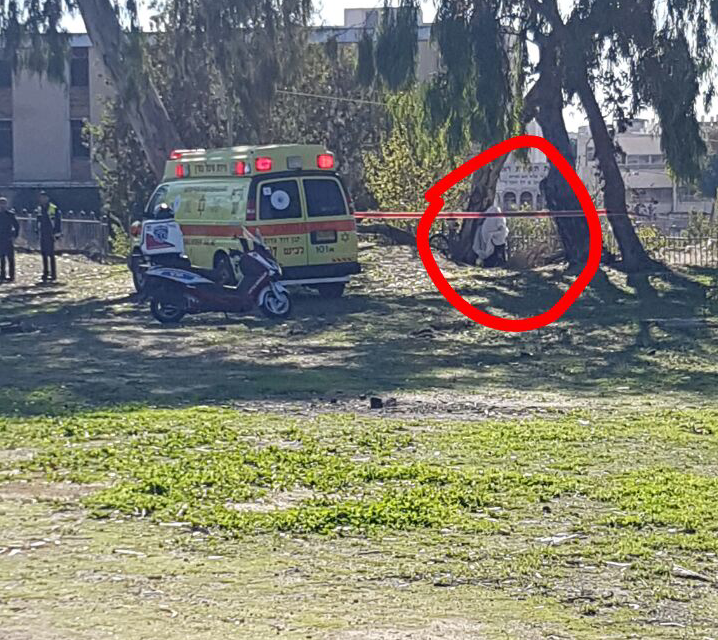 המשטרה חוקרת: נמצאה גופה ללא רוח חיים תלויה בגינה ציבורית