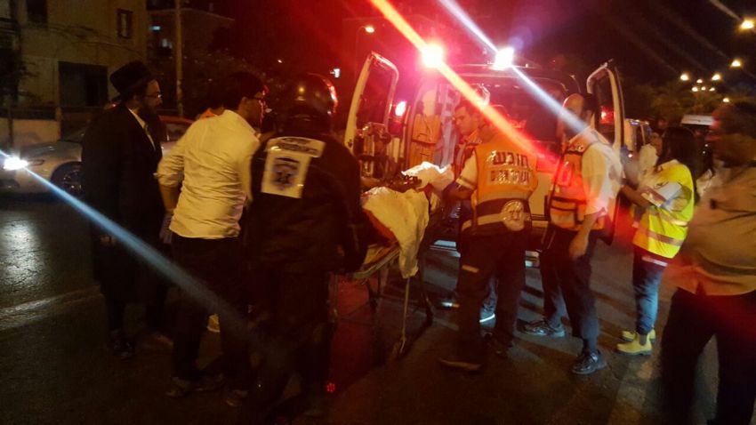 לילה קשה באשדוד: צעיר נדקר, גבר נפל מקומה עשירית, ותאונת דרכים קשה