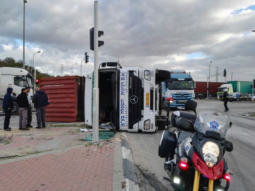 עומסים כבדים בעקבות משאית שהתהפכה ביציאה מהעיר