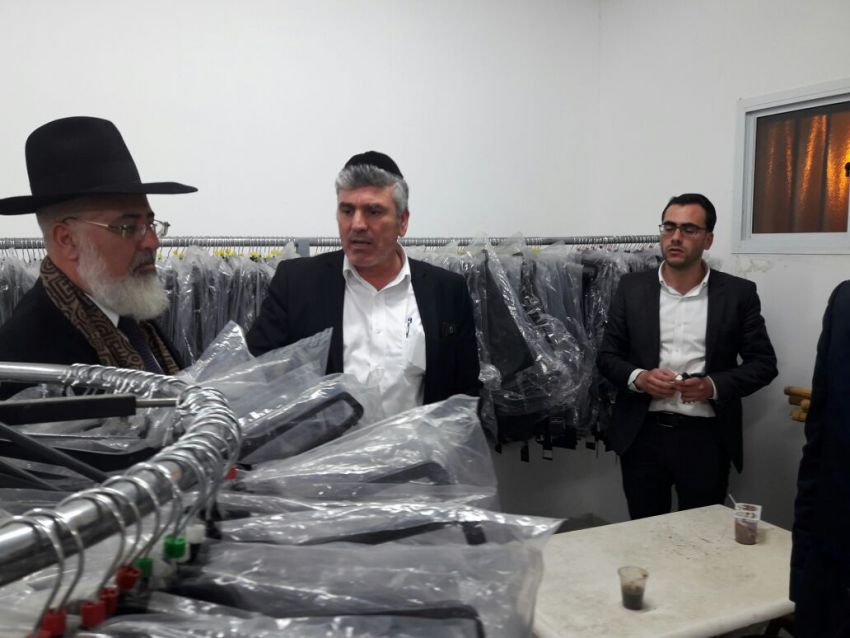 חבר מועצת העיר שדואג לבגדים ממותגים ומחמם את החורף למעוטי יכולת
