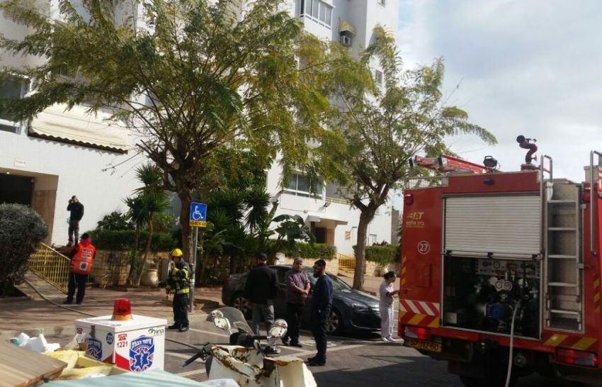 שריפה ברחוב העצמאות - לוחמי האש פועלים במקום
