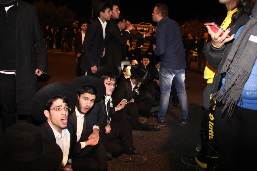 החרדים מאיימים: הפגנות ענק בשעות השיא של התנועה בכבישים