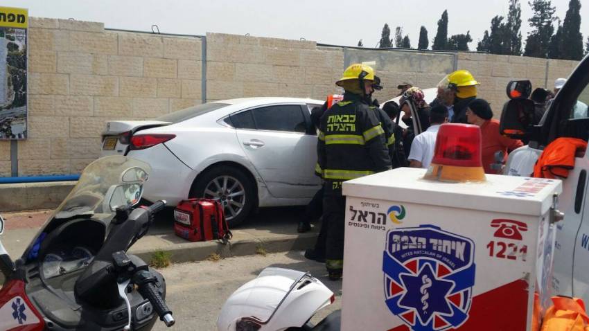 נהגת רכב פרטי יצאה מחניה ופגעה במספר כלי רכב חונים