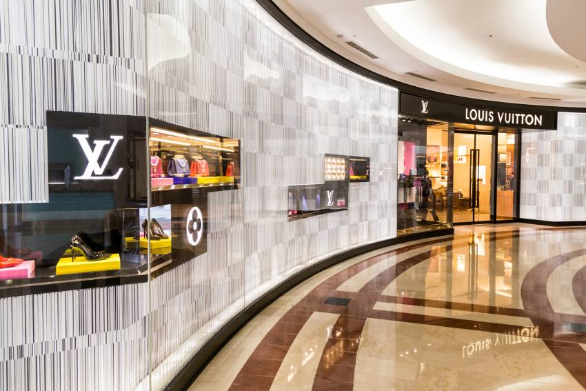מותג האופנה הענק louis vuitton תובע מאות אלפי שקלים מבעל דוכן בשוק 'אשדוד ים'