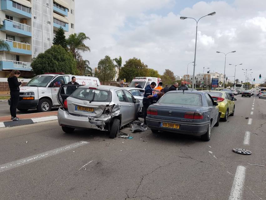 4 רכבים נפגעו בתאונת דרכים בבני ברית - עומסי תנועה במקום