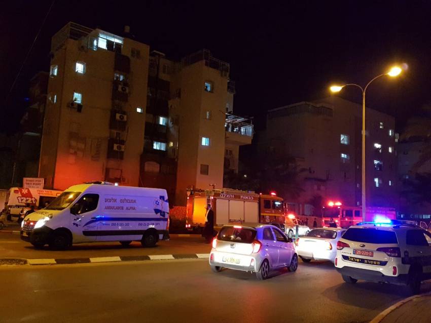 שריפה פרצה בבניין מגורים בעקבות פיצוץ בארון חשמל - לוחמי האש פועלים במקום