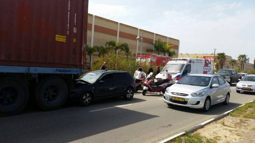 תאונת דרכים במעורבות משאית ורכב פרטי - פצועים ועומסי תנועה כבדים במקום