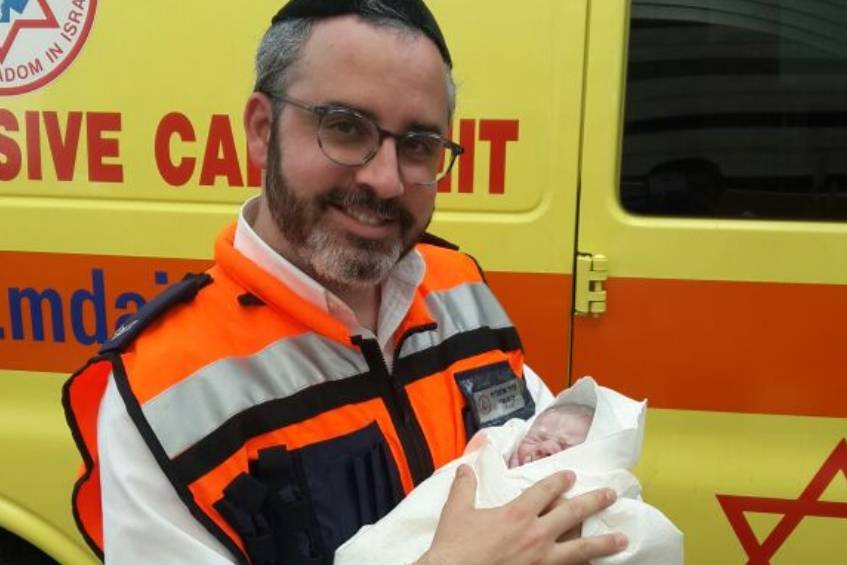 כונן מד"א יילד אישה בביתה