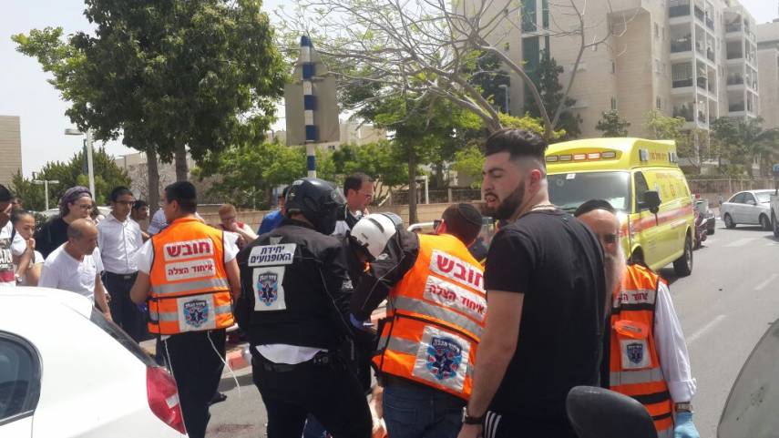 רכב פגע בחוזקה בנערה שרכבה על אופניים ופצע אותה - כוחות ההצלה במקום