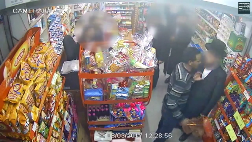 צפו בוידאו: אדם תועד כשהוא מצמיד סכין לגרונו של תושב חרדי מאשדוד