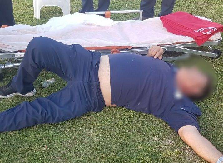 האשדודים המכוערים: היכו פקח שהעיר להם כי עשו מנגל ליד אנדרטה