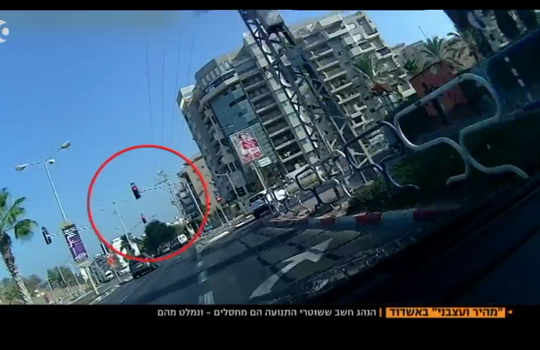 צפו: חשב ששוטרים הם מחסלים ופתח בנסיעה פרועה בכביש