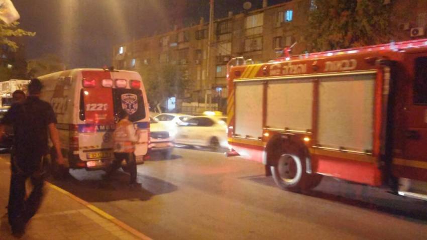 לוחמי האש מנסים לכבות שריפה שמשתוללת באשדוד כתוצאה ממנגל