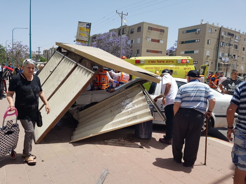 רכב פגע בתחנת אוטובוס ופצע מספר אנשים