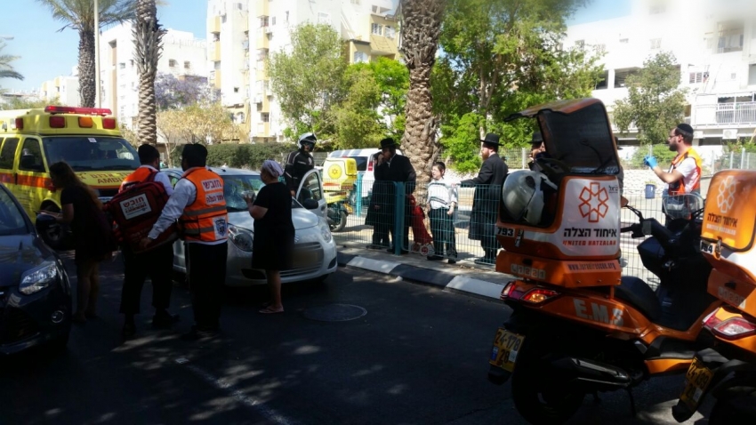 רכב פגע בחוזקה ב-בת 17 לאחר שחצתה במעבר חצייה