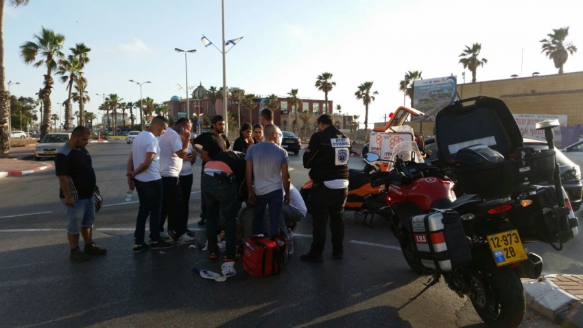 רכב פרטי פגע בחוזקה ברוכב אופנוע ופצע אותו