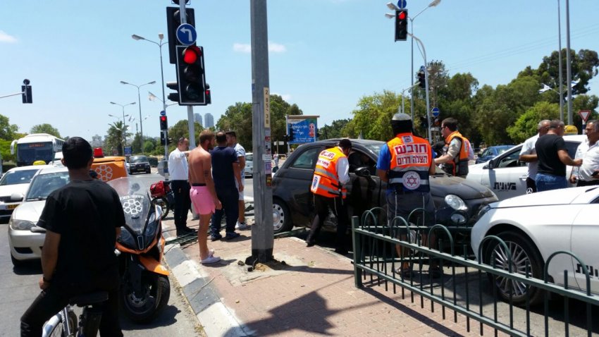 תאונת דרכים בין ארבעה כלי רכב - שלושה פצועים במקום