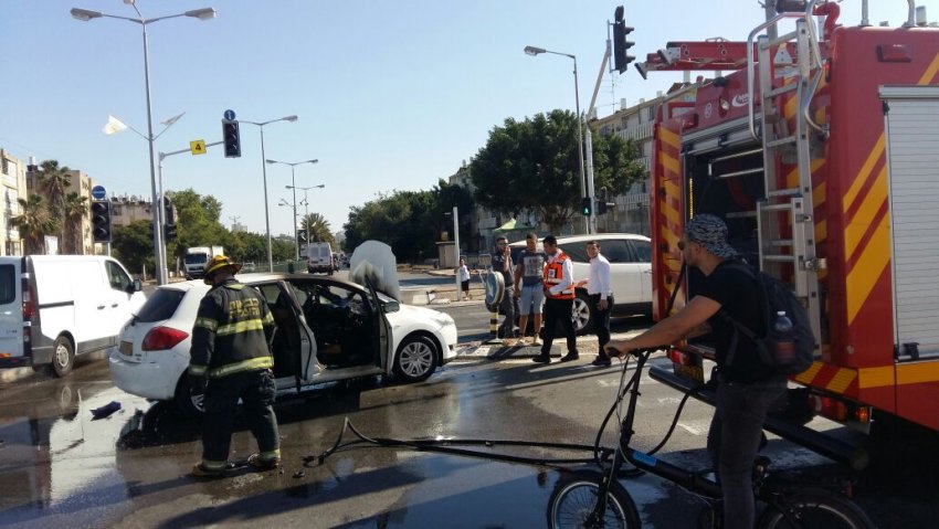 רכב עלה באש כתוצאה מתאונת דרכים - פצוע במקום
