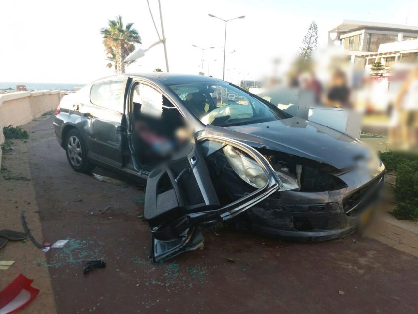 רכב התנגש בעמוד תאורה - פצועים במקום