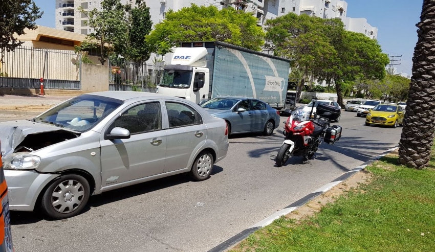תאונה בין מספר כלי רכב - נפגעים במקום