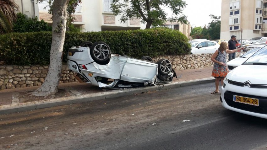 רכב התהפך מס' פעמים ברחוב רוגוזין בעיר