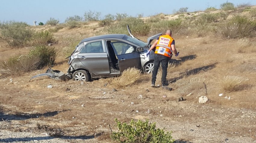 רכב התהפך ביציאה מהעיר - כוחות ההצלה במקום