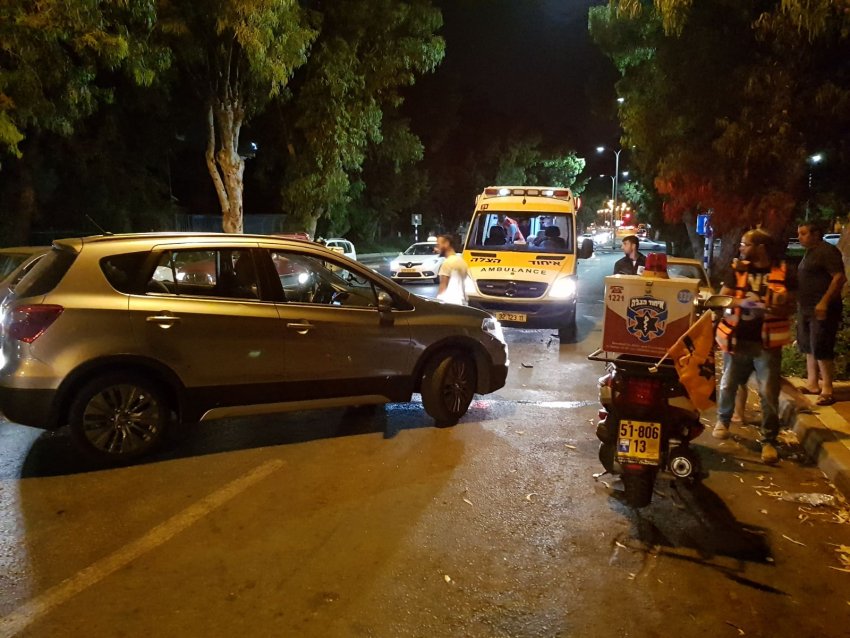 רוכב אופנוע נפצע לאחר שרכב פגע בו בחוזקה