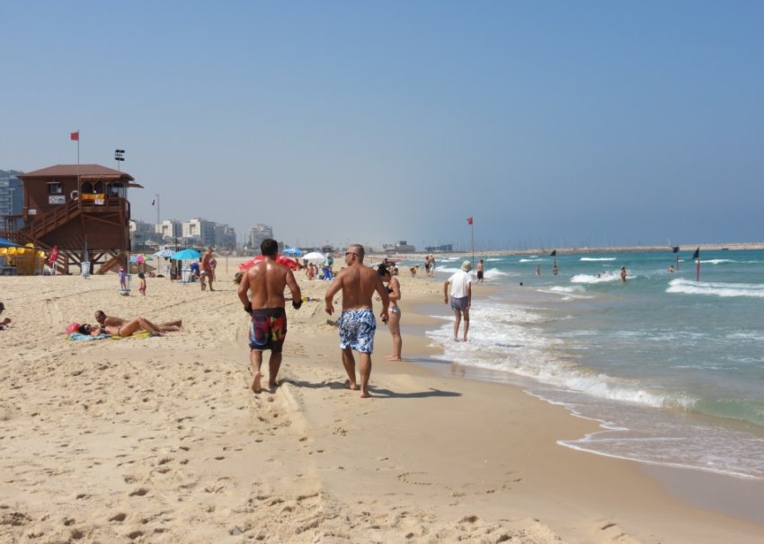 אנשים מתהלכים על החוף