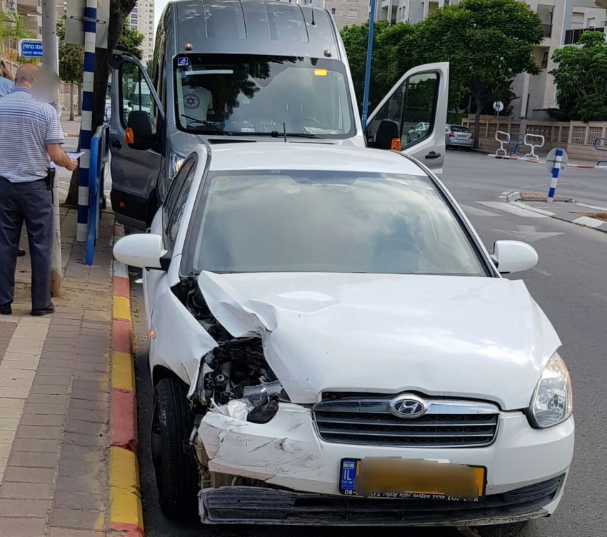 פצועים בתאונת דרכים בין רכב הסעות ילדים לרכב פרטי