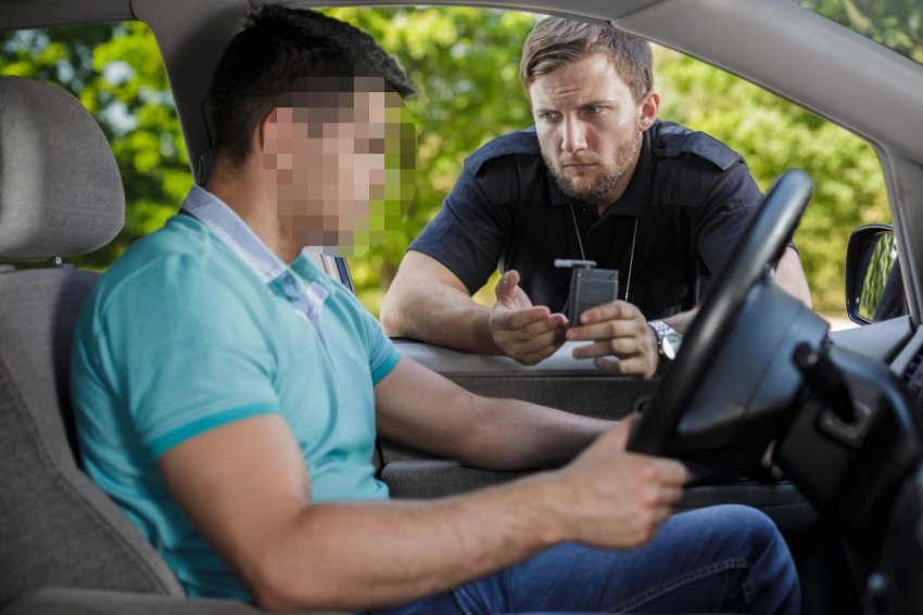 בחור מאחורי ההגה