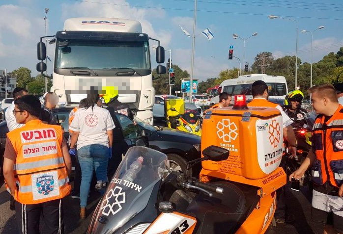תאונה קשה בכניסה לאשדוד במעורבות משאית