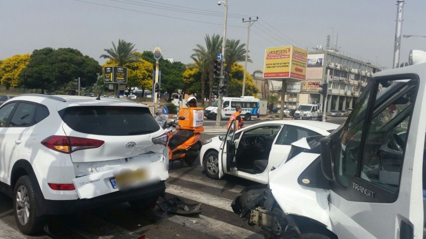 7 פצועים בתאונת דרכים קשה בין שלושה כלי רכב