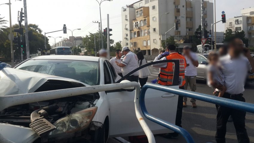 נהג רכב איבד שליטה ונפצע בתאונת דרכים